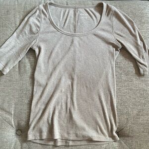 Everlane The Supima® Micro-Rib Scoop-Neck Tee in Size Small. Color Heathered Tan